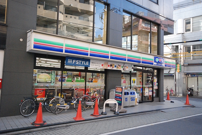 Convenience store. Three F Adachi Takenotsuka 6-chome up (convenience store) 59m