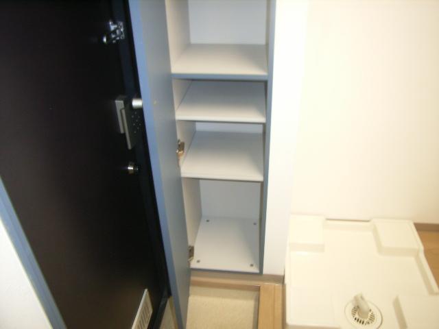 Entrance. Also it comes with a shoebox ☆