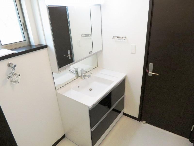 Wash basin, toilet. Building 3 washroom