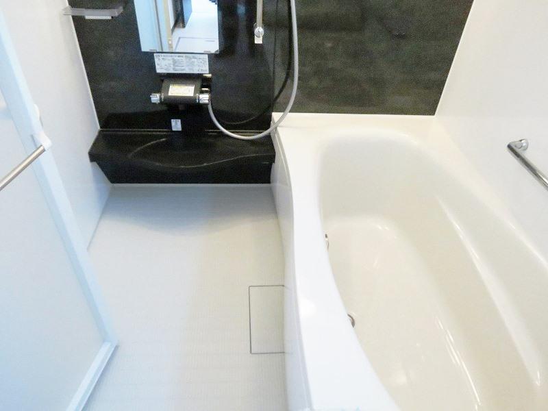 Bathroom. Building 3 bath