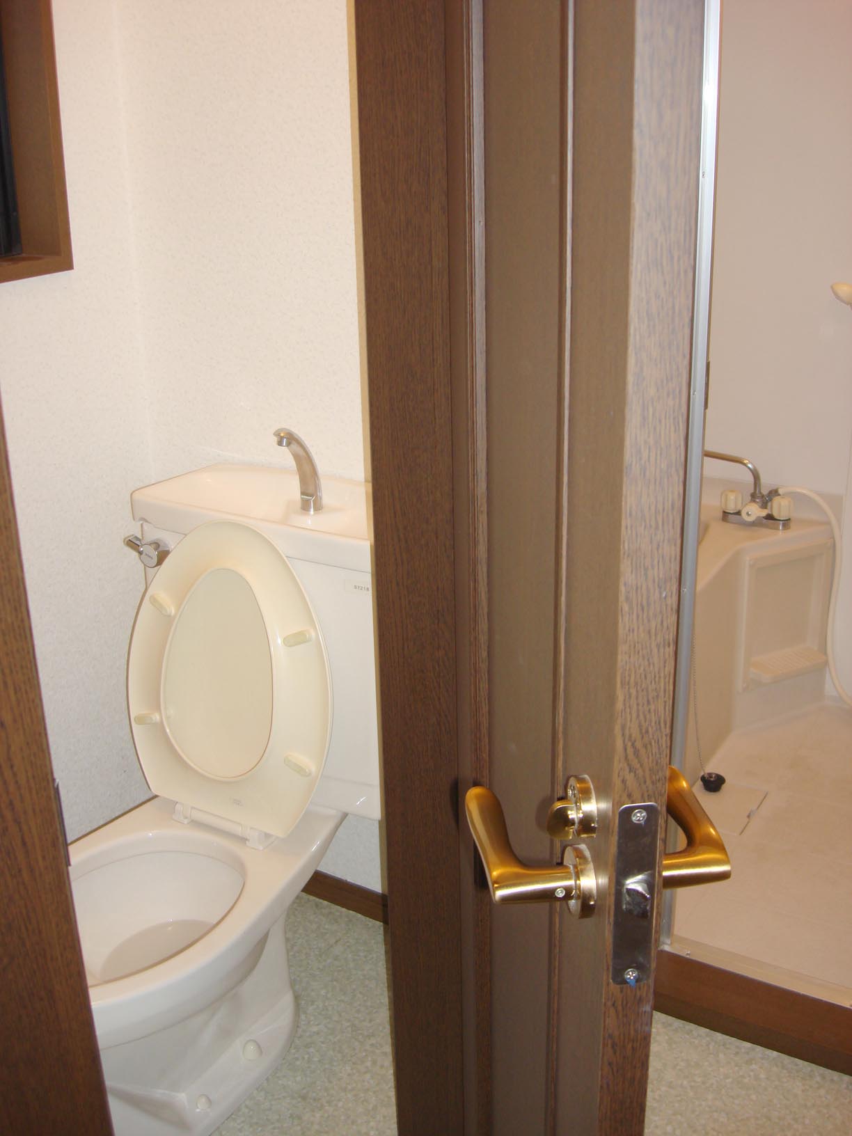 Toilet. Popular bus ・ Toilet is separate. 