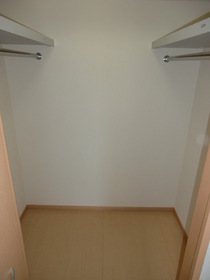 Receipt.  ◆ Plenty of storage that can be walk-in closet ◆ 