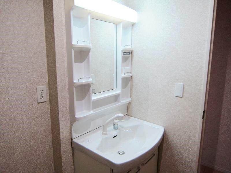 Wash basin, toilet. 18 Building Bathroom vanity