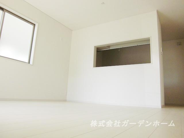 Model house photo.  ■ Wider family of smile in the bright living room ■ 