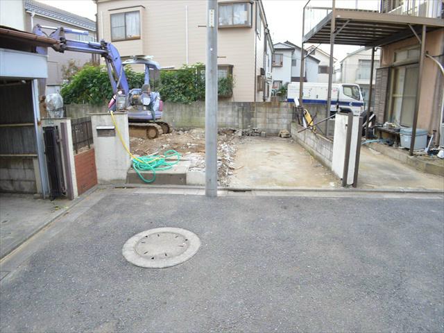 Local photos, including front road. Frontal road