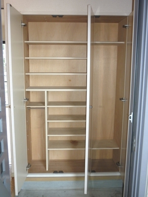 Entrance. It is a photograph of a separate room of the same properties.