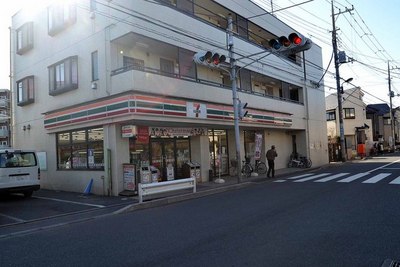 Convenience store. 50m until the Seven-Eleven (convenience store)