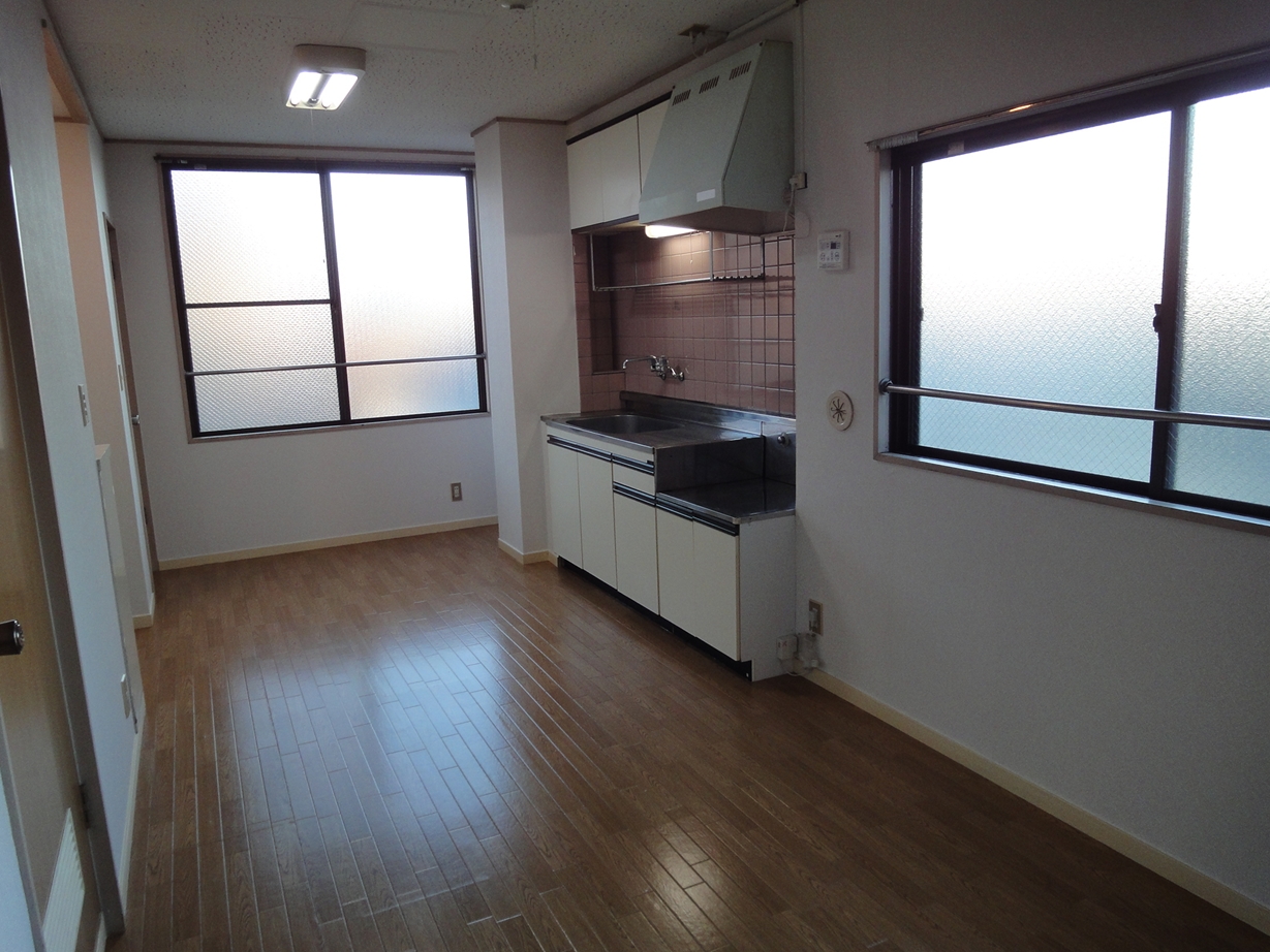 Kitchen. Windows are often open dining