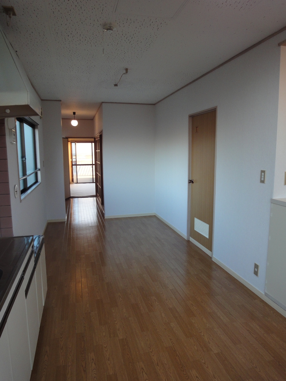 Kitchen. Spacious dining