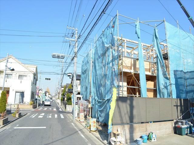 Local photos, including front road. Easy and out of your car