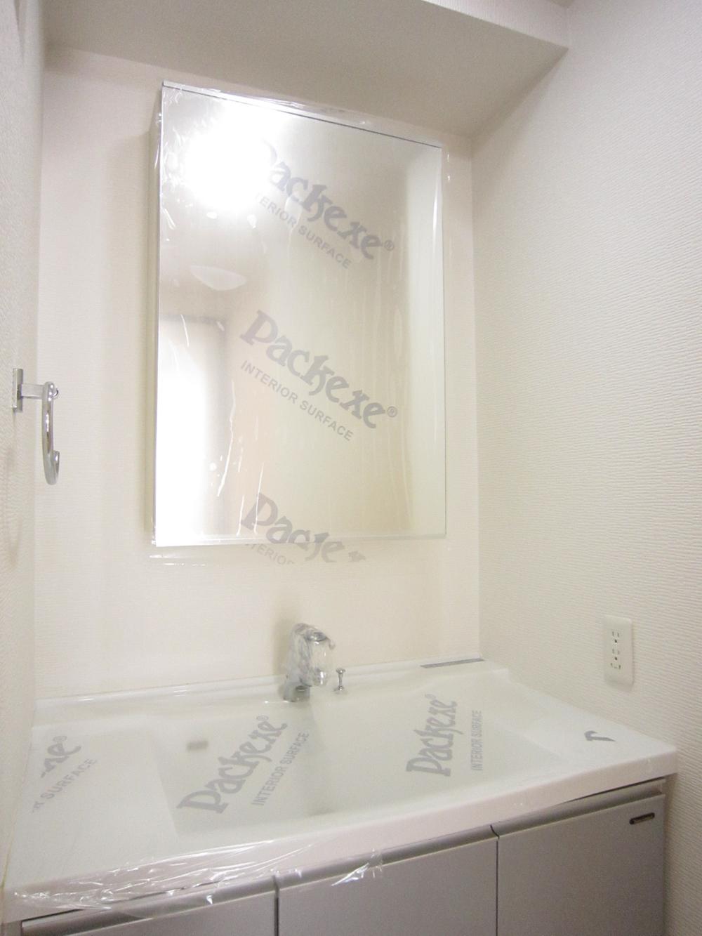 Wash basin, toilet. Room (August 2013) Shooting