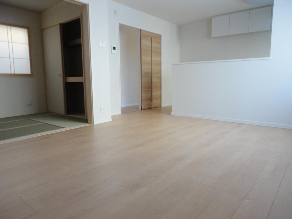 Living. A Building Living next to you has become a Japanese-style room.