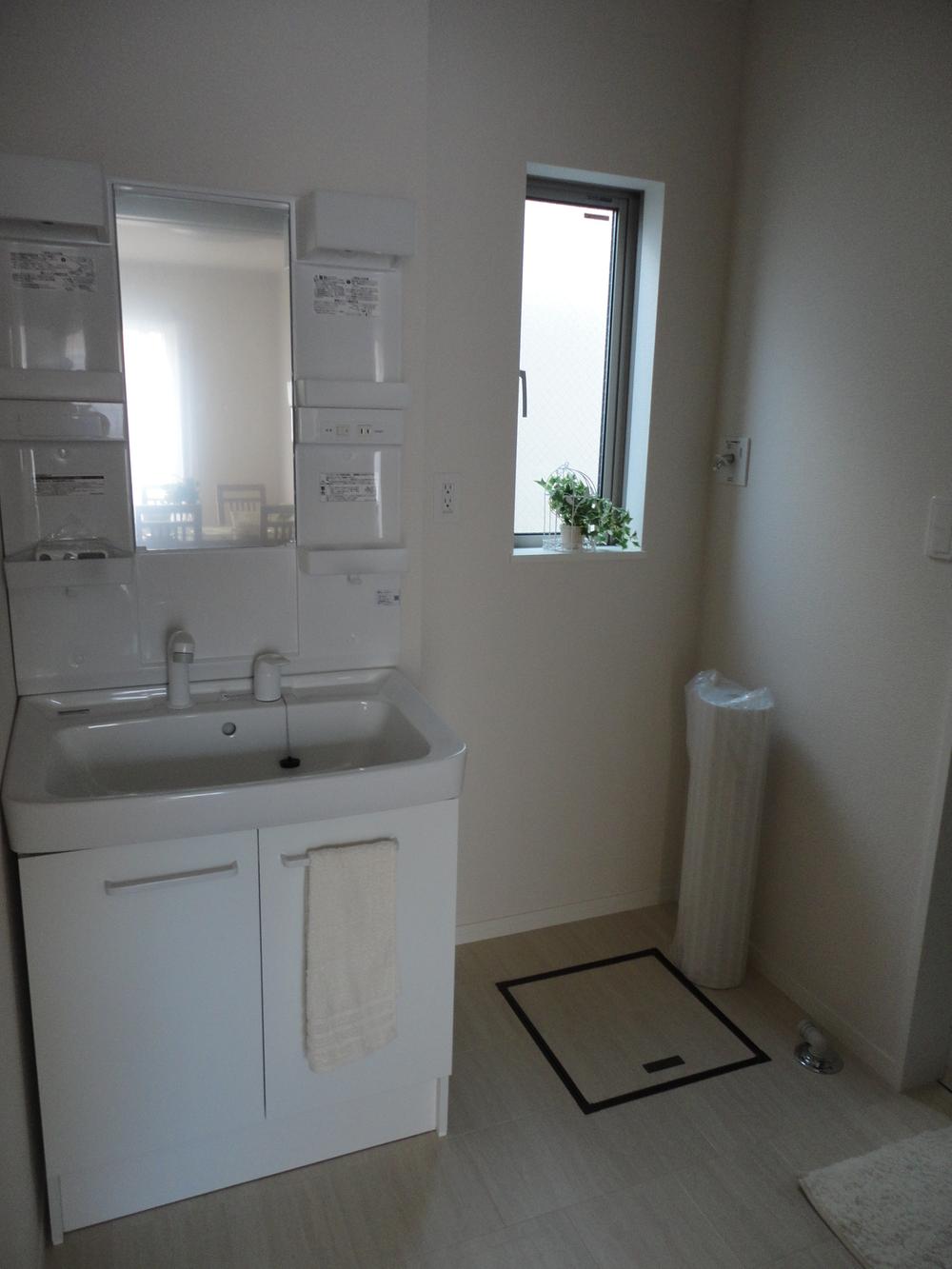 Wash basin, toilet. G Building