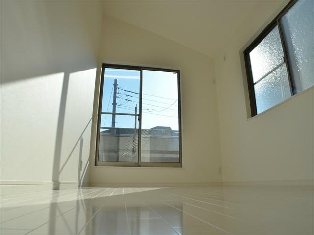 Non-living room. South-facing bright Western-style