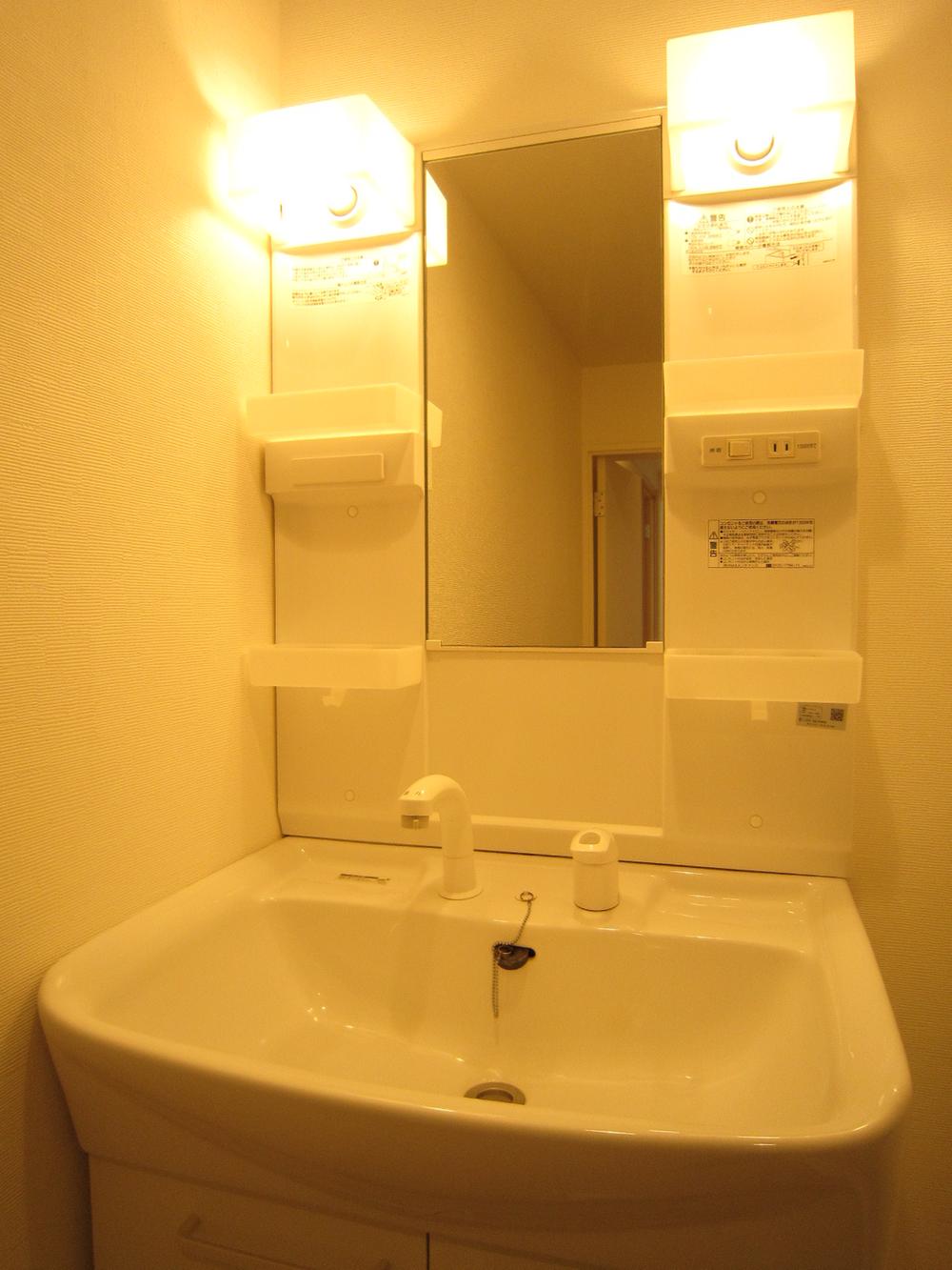 Wash basin, toilet. Indoor (12 May 2013) Shooting