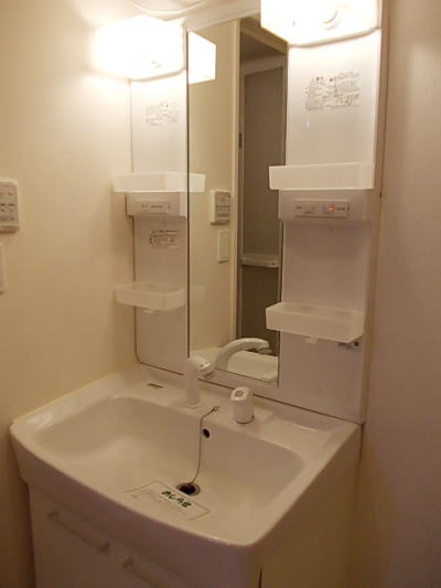 Washroom. Independent washroom, There Indoor Laundry Area