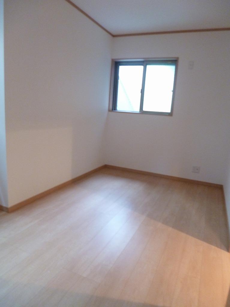 Non-living room. You can use maximum the room with all rooms housed!