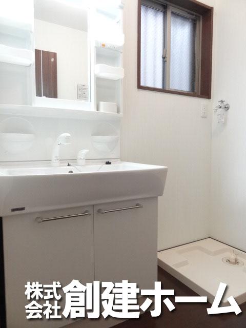 Wash basin, toilet. Bright washbasin