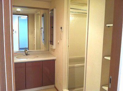 Wash basin, toilet. Wash basin