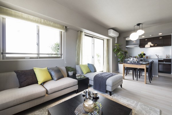 Living stuck to the sense of openness and brightness ・ Living room from the dining kitchen ・ Make dining overlooking