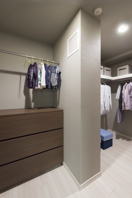 Directions to the model room (a word from the person in charge)