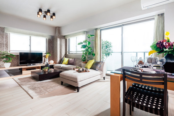 Living.  [living ・ dining] The response to the sensibility of the city, Refinement of the Interior. Play the living ease, Good of living space design. Sunlight is insert the rich from the wide opening, Adorned comfortably the time of the family of petting.  ※ All interior photos of the web is model Room J type (after the change menu plan ・ free ・ Application deadline Yes)