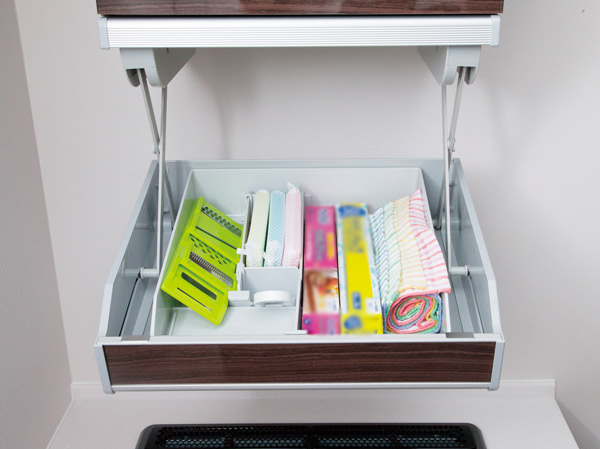 Kitchen.  [Ai rack hanging cupboard Oroseru up to eye level] Hanging cupboard that can be refreshing housed together kitchen accessories. Moreover Oroseru so to the height of the eye with a light force, Retrieve it as soon as the items needed for cooking. (J type, etc.)