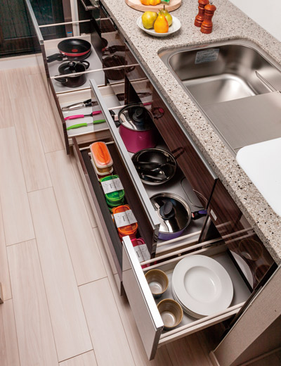 Kitchen.  [All slide storage] It is taken out easily all sliding storage thing in the back. Small is a specification that was also considered storage of.