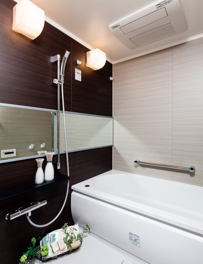 Bathing-wash room.  [bathroom] Previously hot water ・ By setting the hot water temperature, Adopt a bathroom remote control that can be hot water beam at the touch of a button at intervals of housework.