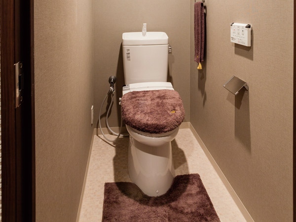 Toilet.  [ECO5 toilet] Washing ・ Deodorizing ・ In heating toilet seat, Wash water is large 5L ・ Water-saving toilet bowl of small 3.8L. Water-saving effect can be expected of an annual water charges 13,800 yen, It is a super water-saving ECO toilet.  ※ Trial calculation conditions: a family of four (two men, 2 women) is large once / Man ・ Day, Small 3 times / Man ・ Day calculated in the case of using [unit price] Water bill 265 yen / m sq m (including sewer fee)