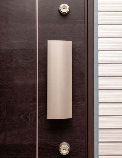 Security.  [Double Rock] To the entrance door of each dwelling unit is, Installing a lock on two units at the top and bottom. It takes time for the incorrect tablets, such as picking, And it exhibits a high security effect.