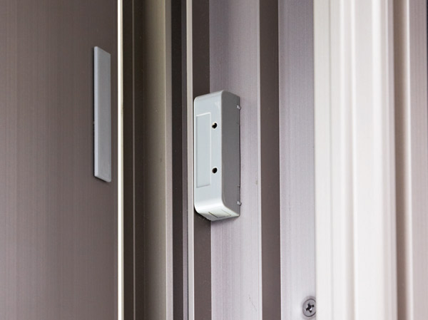 Security.  [Security sensors] First floor dwelling unit and the roof balcony dwelling unit of the window (except for the FIX surface lattice with window), And the entrance door of all households are, It has established the intrusion abnormal sensor in conjunction with 24-hour security system.