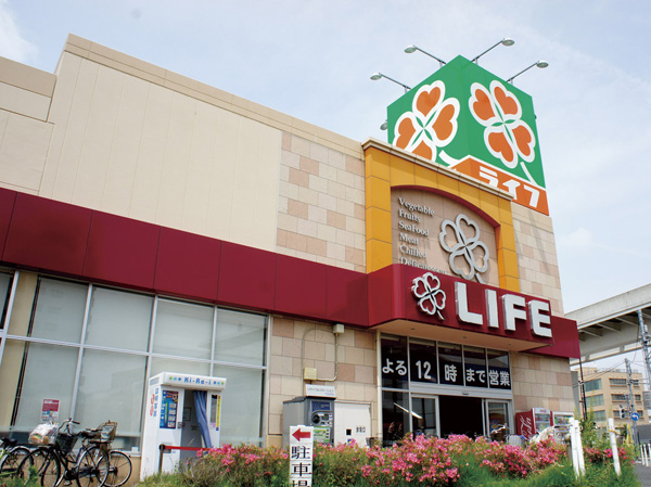 Surrounding environment. Supermarket Life (2-minute walk / About 110m)