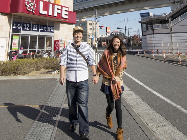 The purchaser of the H's couple (early 20s) (in front of the station)