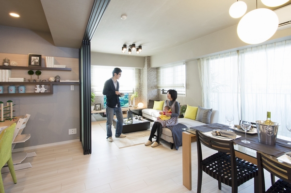 Spacious living room of the two-sided lighting ・ Beautiful surprised dining E's "model room is widely. It was also purchased house, It is roughly double breadth of today's home! "