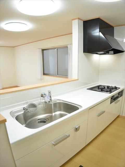 Kitchen. Mimamore the state of the child who is in the living room