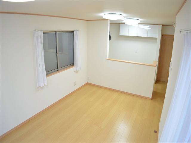 Living. To capture the light from three directions