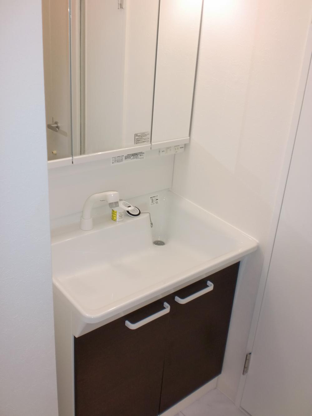Wash basin, toilet