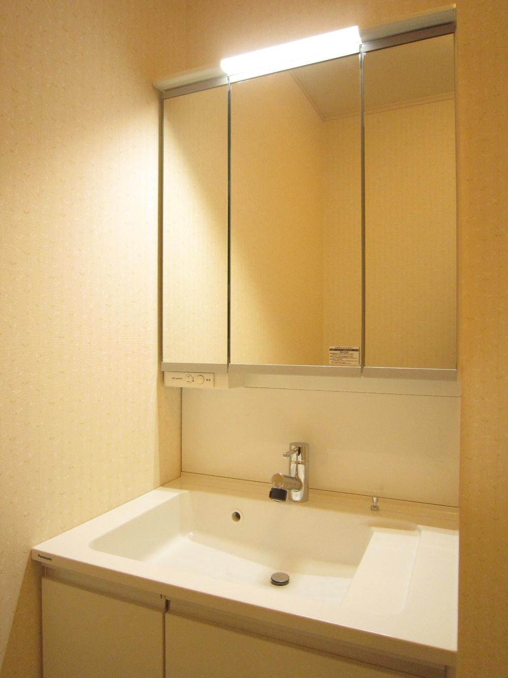 Wash basin, toilet. Indoor (12 May 2013) Shooting