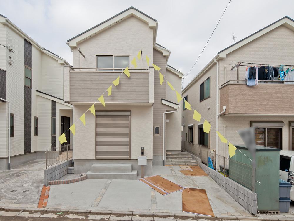 Local photos, including front road. Local (11 May 2013) Shooting