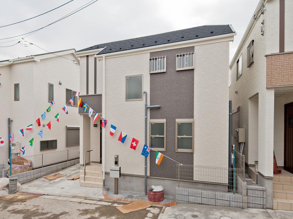 Local photos, including front road. Local (11 May 2013) Shooting