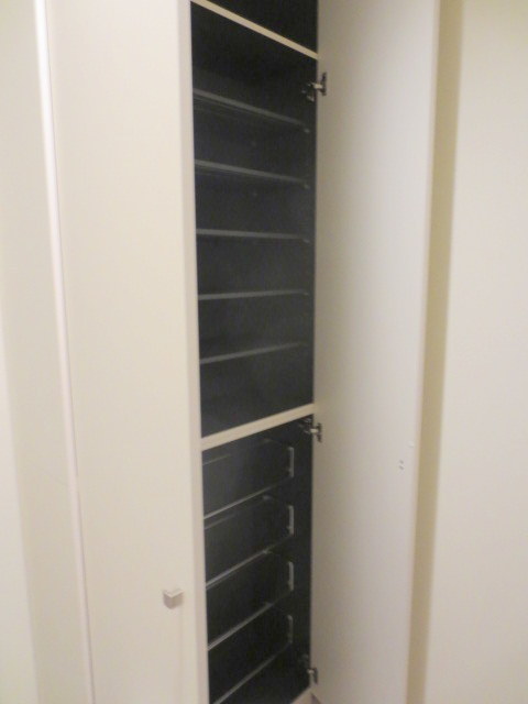 Entrance. Shoe box-to-ceiling