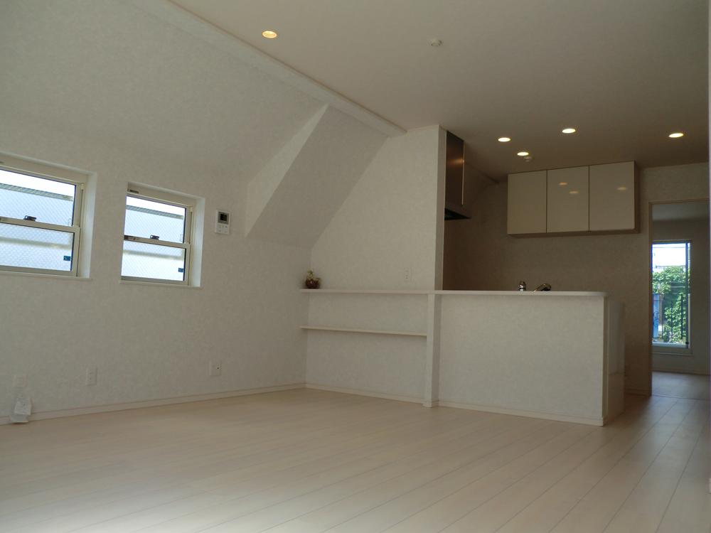 Same specifications photos (living). Adopt a special olefin sheet to be long-lasting beauty living room flooring. There is a strongly excellent scratch resistance to sunburn.