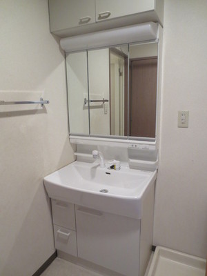Washroom. Three-sided mirror with vanity