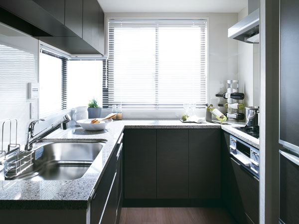 Kitchen.  [Ellesmere kitchen] Actually incorporate the point of view of those who stand in the kitchen, Not only ease of use with an emphasis on Kominyukeshon and design, It is a kitchen for families. (Photo of the following publication is, G2 type)