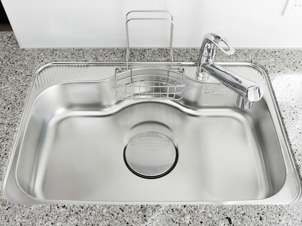 Kitchen.  [Quiet sink] Sink of sound sounded less noise design of wet work. Consideration to the conversation with the family in the living room.