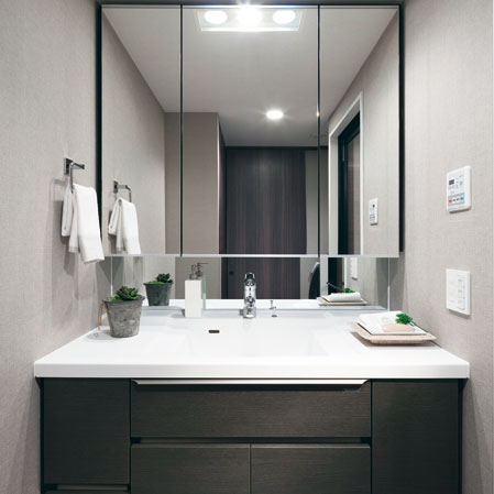 Bathing-wash room.  [Beautiful dresser] To reflect the opinions of our voice and professional hair make-up artist, Not only the space, Here we spend nor feeling your figure, To "clean", It is vanity.