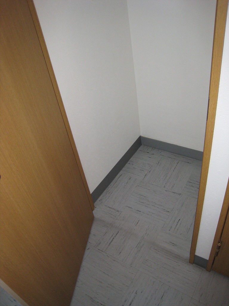 Other room space. With a convenient trunk room. 74x70x240cm