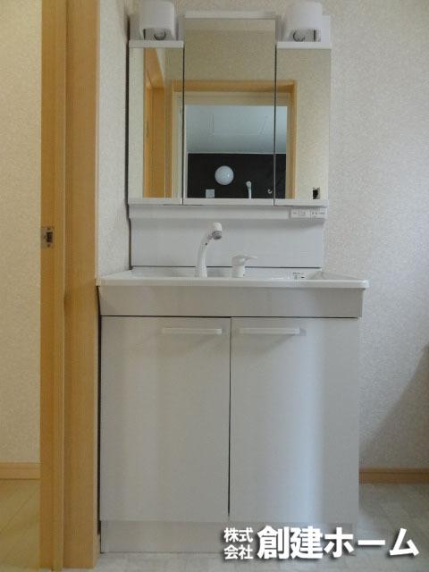 Wash basin, toilet. Bright washbasin