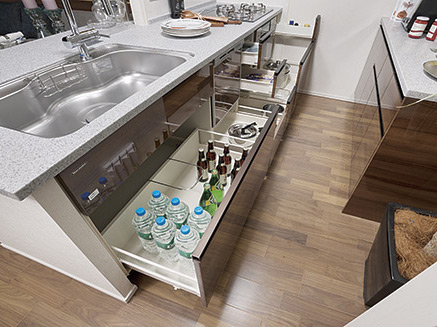 Kitchen.  [Kitchen slide storage] It is also out to smooth a large pot or heavy objects, It is housed in a comfortable sliding.